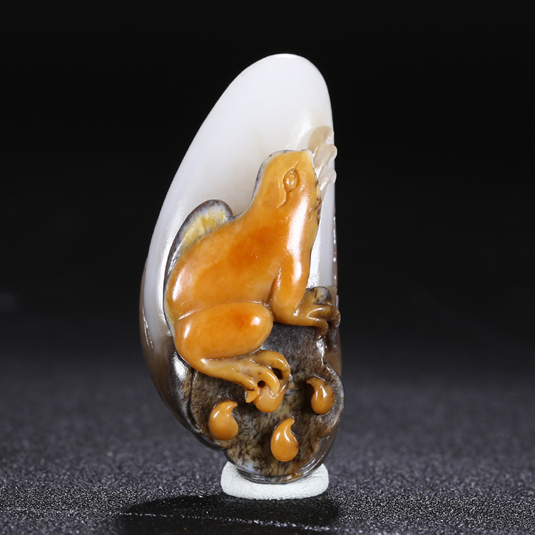 呱呱來財天然玉石掛件，新疆和田玉青蛙手把件