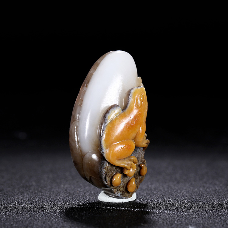 呱呱來財天然玉石掛件，新疆和田玉青蛙手把件