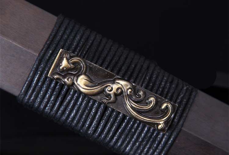 劍氣凌然龍泉小漢劍短劍，四面花紋鋼冷兵器