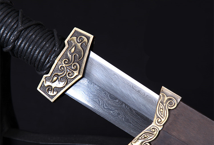 劍氣凌然龍泉小漢劍短劍，四面花紋鋼冷兵器