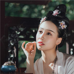 深深庭院美人古風(fēng)頭像，漢服真人頭像qq頭像
