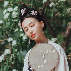 深深庭院美人古風(fēng)頭像，漢服真人頭像qq頭像
