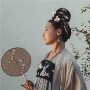 深深庭院美人古風(fēng)頭像，漢服真人頭像qq頭像