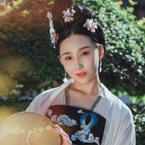 深深庭院美人古風(fēng)頭像，漢服真人頭像qq頭像
