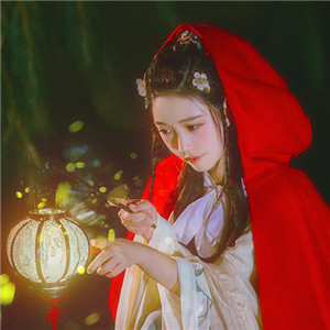 夜深庭間女子古風(fēng)頭像大全，紅斗篷美人qq頭像