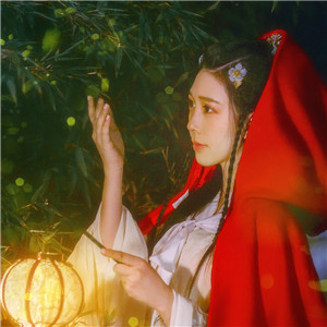 夜深庭間女子古風(fēng)頭像大全，紅斗篷美人qq頭像