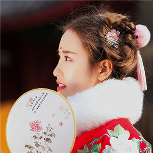 冬日暖陽伊人紅襖古風頭像，甜美可愛真人女生