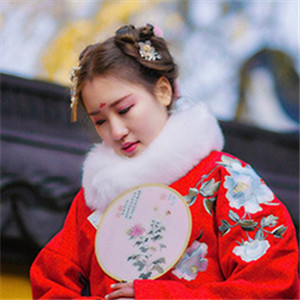 冬日暖陽伊人紅襖古風頭像，甜美可愛真人女生
