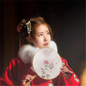 冬日暖陽伊人紅襖古風頭像，甜美可愛真人女生