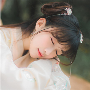 庭院花間漢服少女頭像，古風(fēng)真人唯美qq頭像