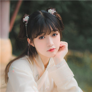 庭院花間漢服少女頭像，古風(fēng)真人唯美qq頭像