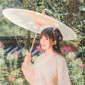 庭院花間漢服少女頭像，古風(fēng)真人唯美qq頭像