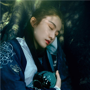 瀟灑肆意古風(fēng)飲酒女子頭像，好看的真人頭像