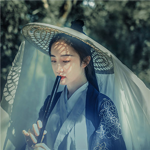 瀟灑肆意古風(fēng)飲酒女子頭像，好看的真人頭像