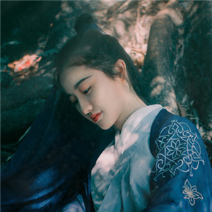 瀟灑肆意古風(fēng)飲酒女子頭像，好看的真人頭像