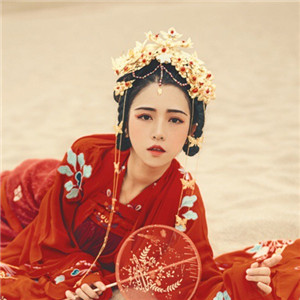 大漠黃沙嫁衣紅裳女子頭像，古風(fēng)艷麗真人頭像