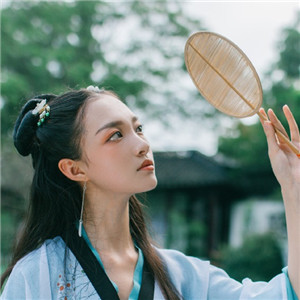 清荷滿塘綠衣小姑娘古風(fēng)頭像，愜意唯美女生頭