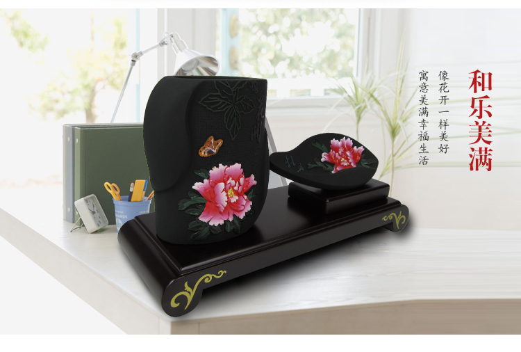 花開(kāi)富貴的明清古典風(fēng)格活性炭炭雕筆筒
