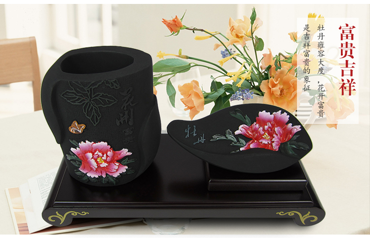 花開(kāi)富貴的明清古典風(fēng)格活性炭炭雕筆筒