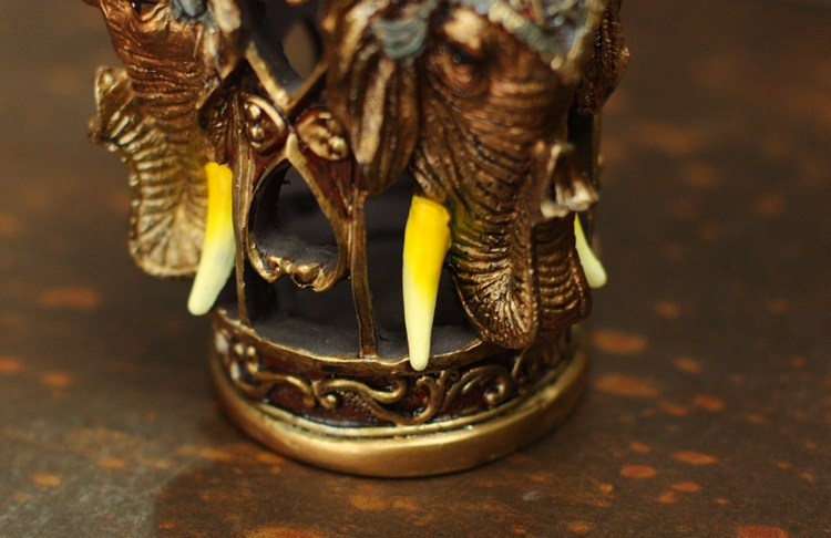 泰國簡(jiǎn)約異地風(fēng)情雙象祈福創(chuàng)意筆筒