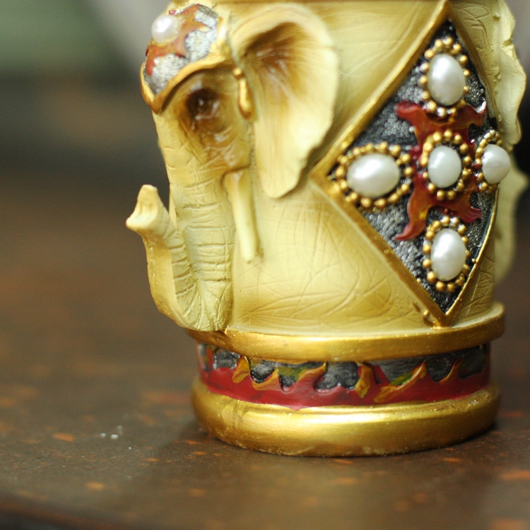 泰國簡(jiǎn)約異地風(fēng)情雙象祈福創(chuàng)意筆筒