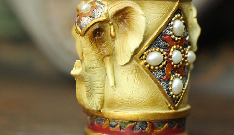 泰國簡(jiǎn)約異地風(fēng)情雙象祈福創(chuàng)意筆筒