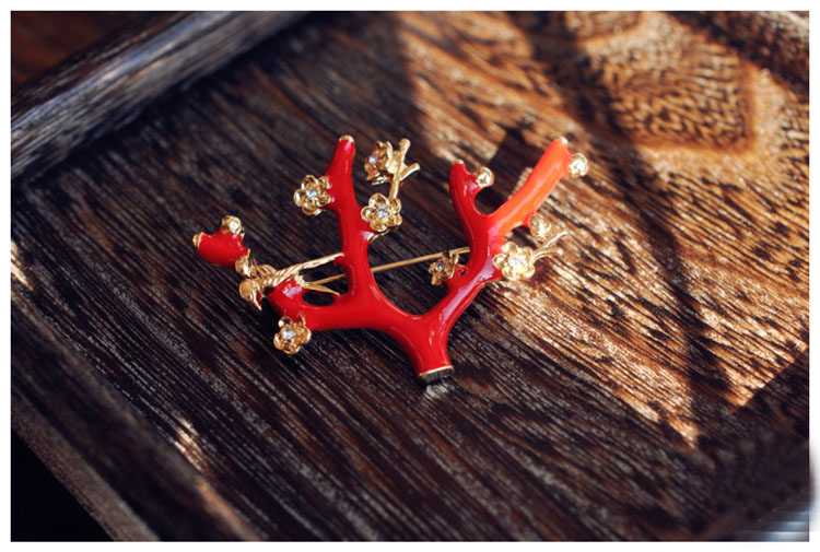 家佳樂文學(xué)文藝復(fù)古紅釉梅花樹枝棲小鳥雅致胸針
