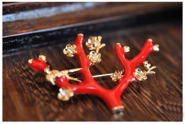 家佳樂文學(xué)文藝復(fù)古紅釉梅花樹枝棲小鳥雅致胸針