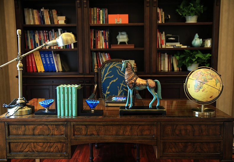 威風(fēng)凜凜，鎧甲鐵騎馬型鐵藝工藝品