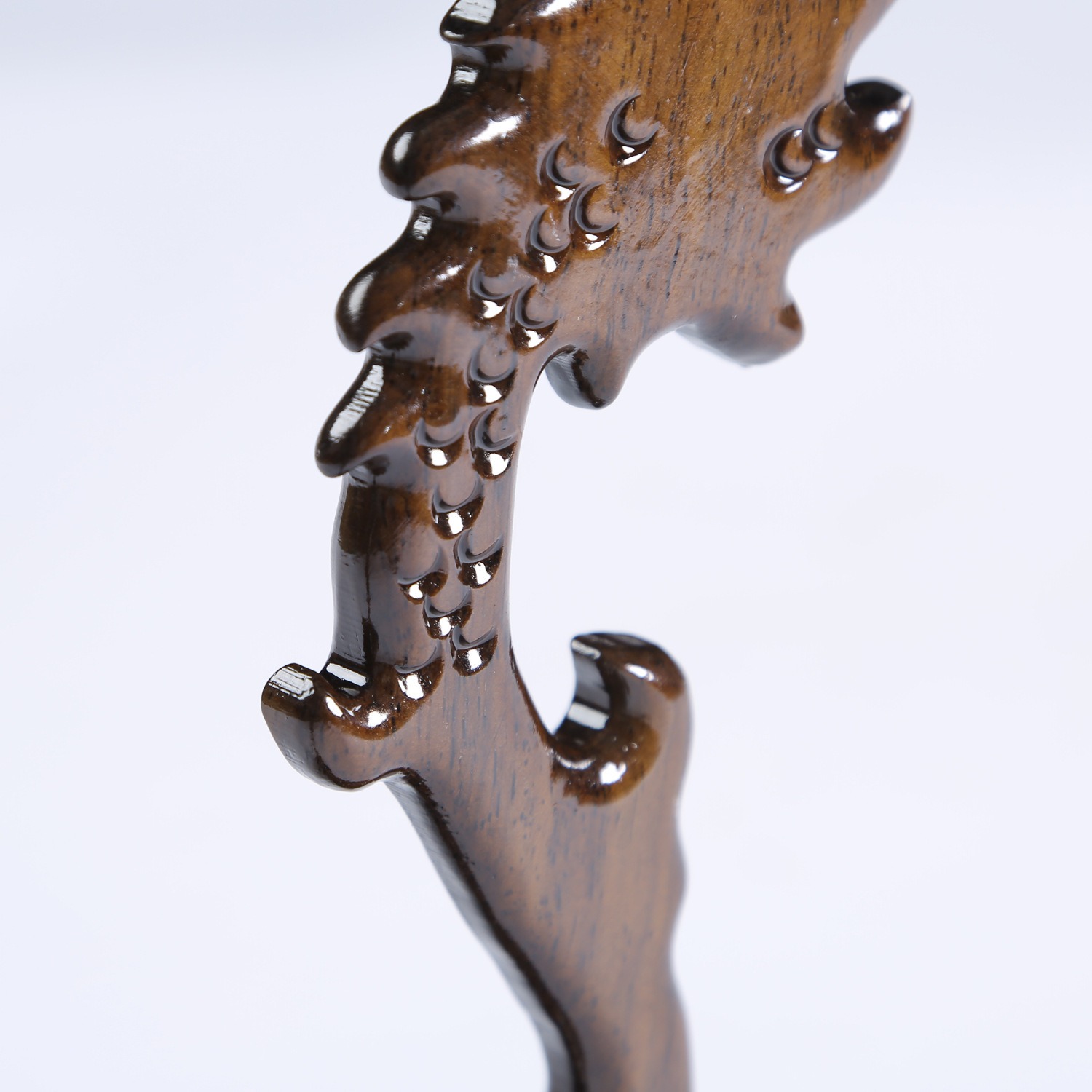 龍頭玉架木雕，細膩精致木雕