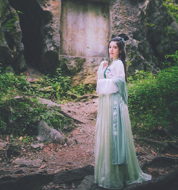 刺繡對(duì)襟齊胸襦裙，清新淡雅漢服