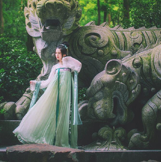 刺繡對(duì)襟齊胸襦裙，清新淡雅漢服