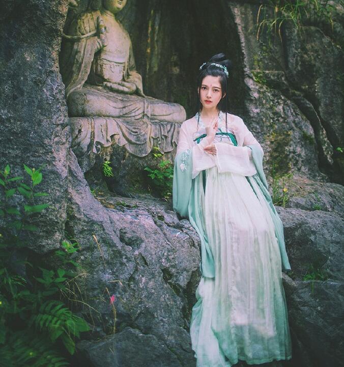 刺繡對(duì)襟齊胸襦裙，清新淡雅漢服