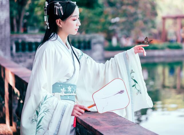 繡花漢服雙繞曲裾，雪紡大袖齊腰襦裙