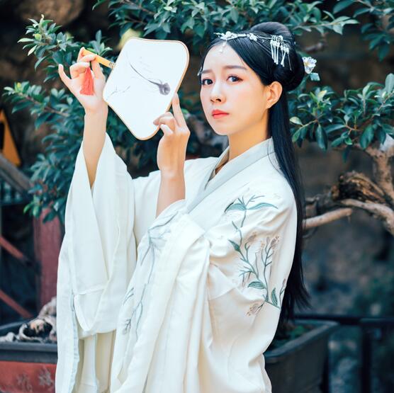 繡花漢服雙繞曲裾，雪紡大袖齊腰襦裙