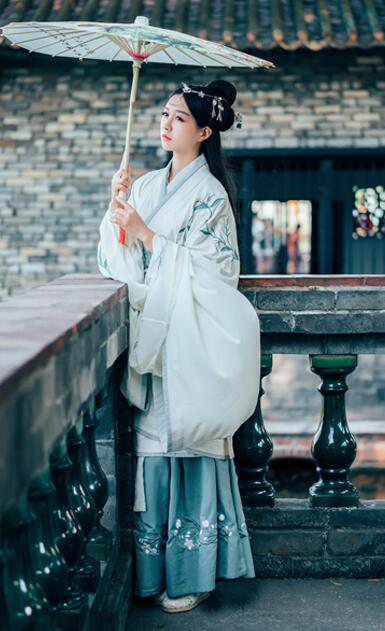 繡花漢服雙繞曲裾，雪紡大袖齊腰襦裙