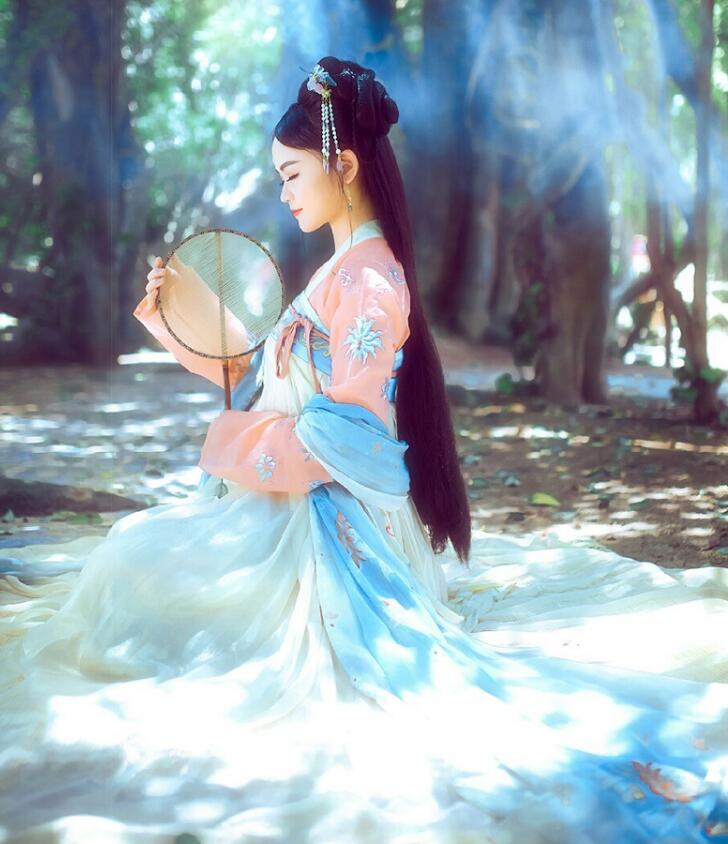 復(fù)古漢服齊胸襦裙，新款繡花漢服美女圖片