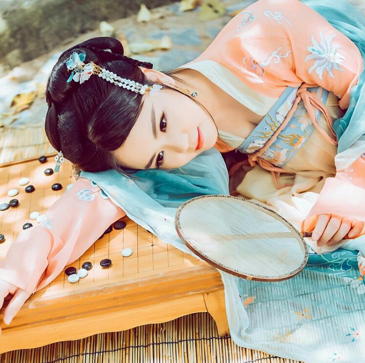 復(fù)古漢服齊胸襦裙，新款繡花漢服美女圖片