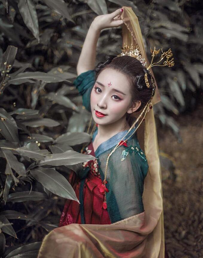 齊胸繡花襦裙對襟漢服，刺繡紅色印花漢服圖片