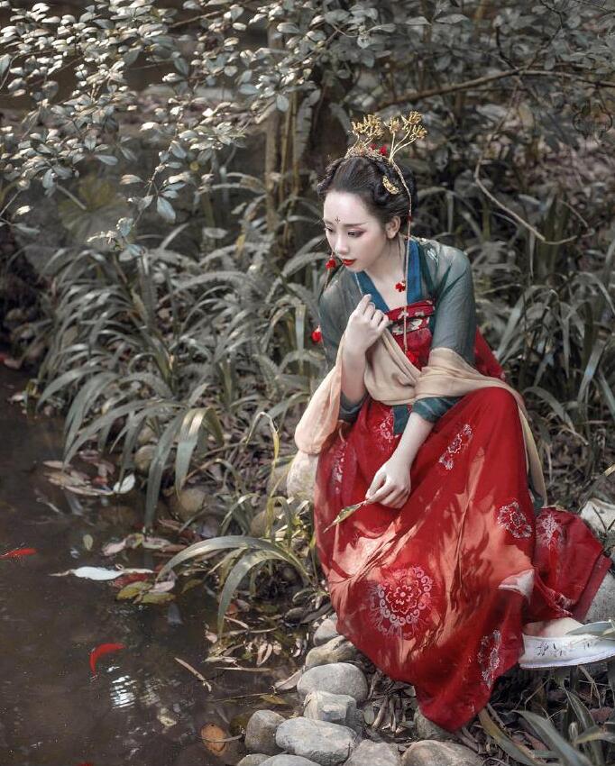 齊胸繡花襦裙對襟漢服，刺繡紅色印花漢服圖片