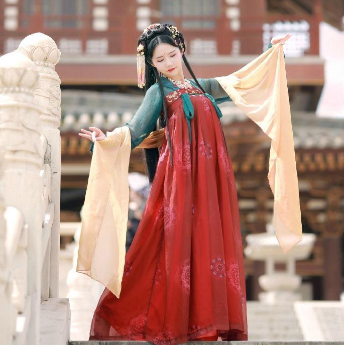 齊胸繡花襦裙對襟漢服，刺繡紅色印花漢服圖片