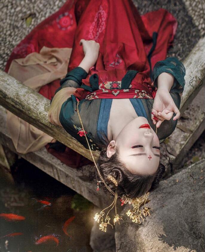 齊胸繡花襦裙對襟漢服，刺繡紅色印花漢服圖片