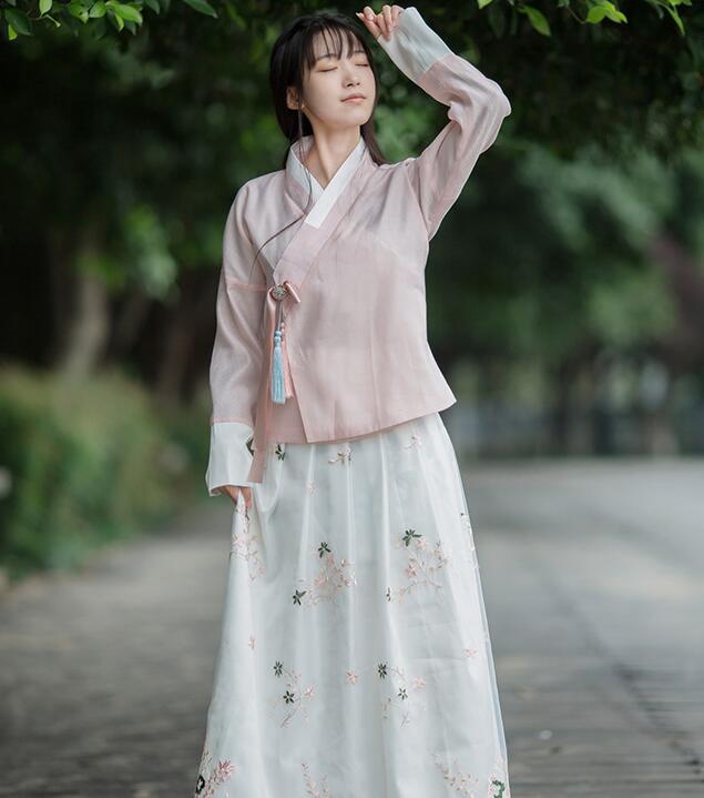 復(fù)古漢元素繡花漢服，交領(lǐng)漢服美女圖片