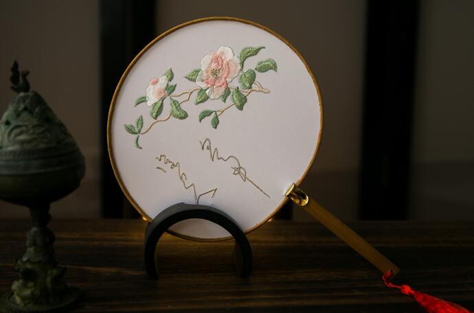 三款國色芳華刺繡團(tuán)扇，周邊流蘇古典扇子