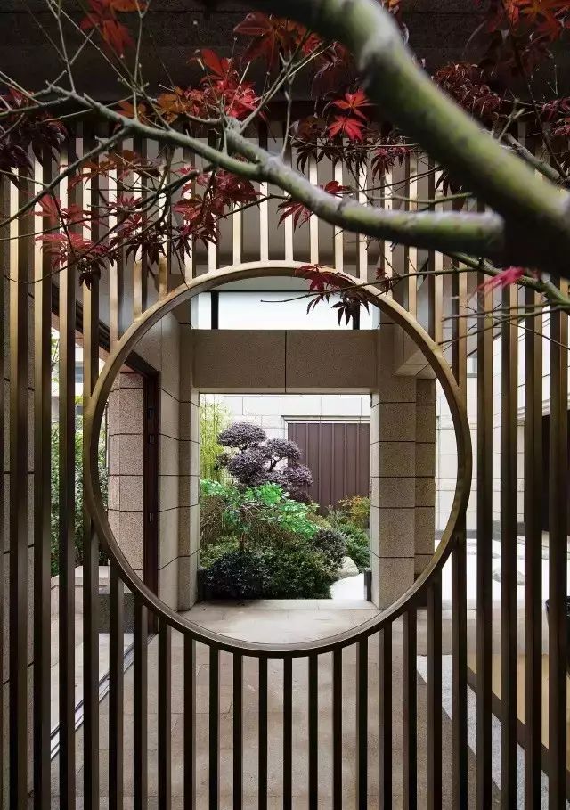 院中的屏風(fēng)如溫婉的女子，恬靜優(yōu)雅