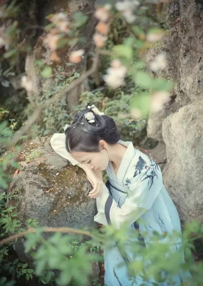 華裳佳人，著漢服踏春而行