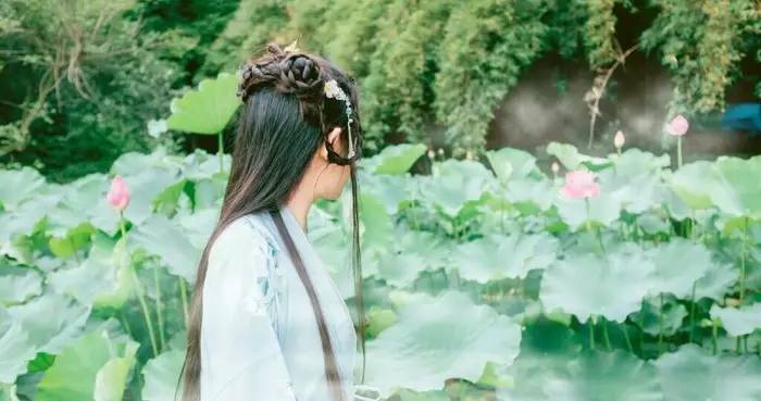 華裳佳人，著漢服踏春而行