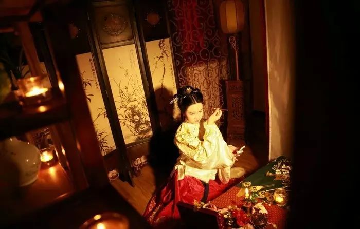 華裳佳人，著漢服踏春而行