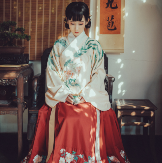 交領(lǐng)襖裙?jié)h服，改良琵琶袖馬面裙