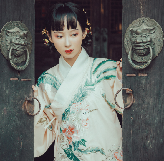 交領(lǐng)襖裙?jié)h服，改良琵琶袖馬面裙